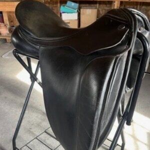 Fryso Legacy Dressage Saddle (Wide, 18 Inches)